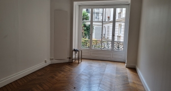grand bureau pour un ou deux confrères dans immeuble haussmannien à paris 12 avec de nombreuses  prestations comprises